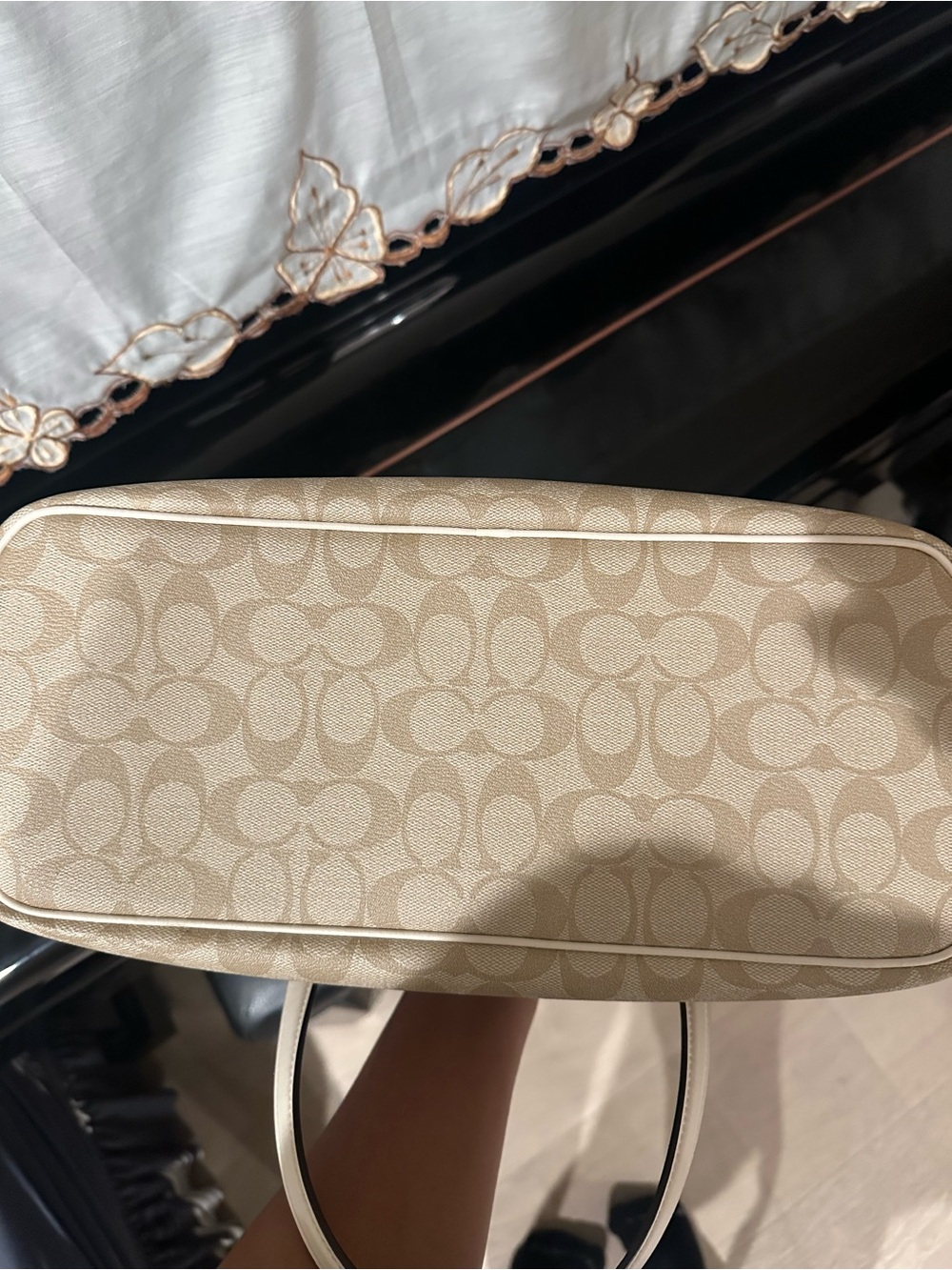 Coach Gallery Tote Signature Canvas Light Khaki Chalk Ivory Zip Tote - Picture 8 of 9